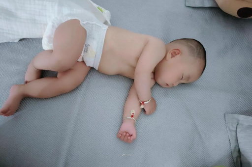 响水三个月宝宝抬头不稳